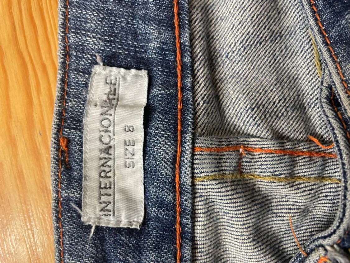 Blå bootcut jeans med pärldetaljer - 2