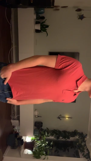 Röd pikétröja Polo Ralph Lauren XS - Snygg röd pikétröja från Polo Ralph Lauren i slim fit-modell. Klassisk krage, korta ärmar och två knappar framtill. 