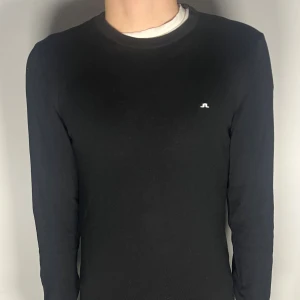 J.Lindeberg tröja - Säljer en riktigt snygg och trendig J.Lindeberg tröja i merinoull och fint skick, storlek M, vid frågor är det bara att skriva //Gramenti