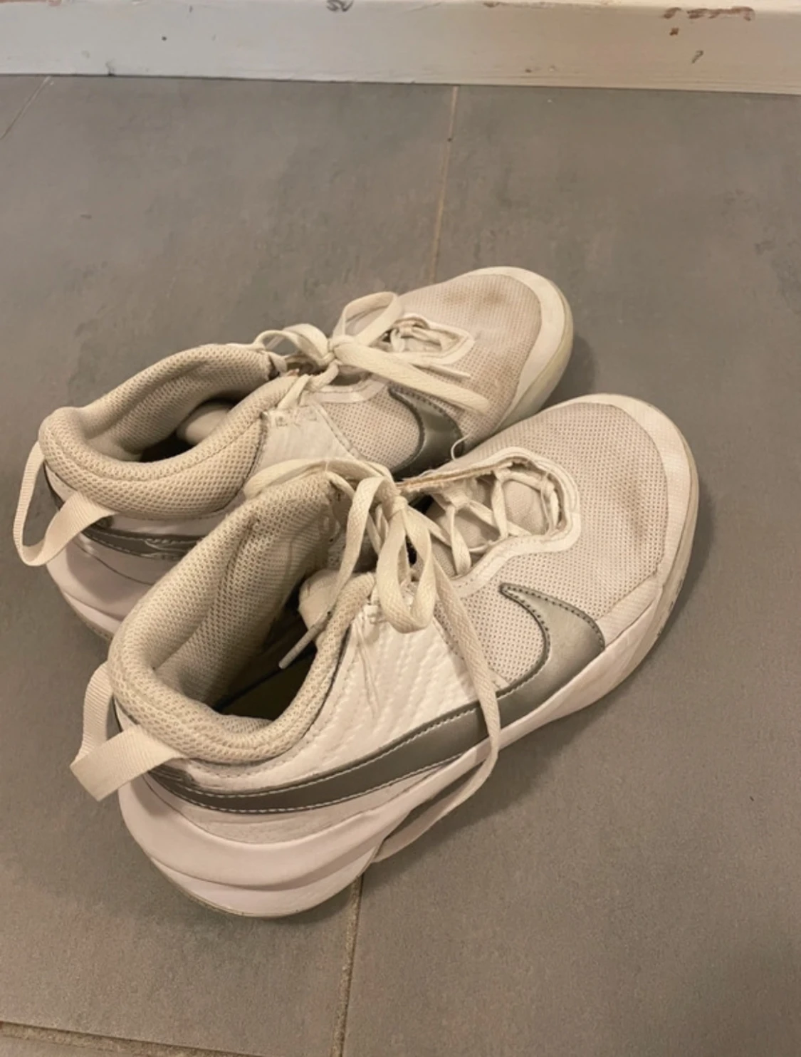 Vita sneakers med silverdetaljer