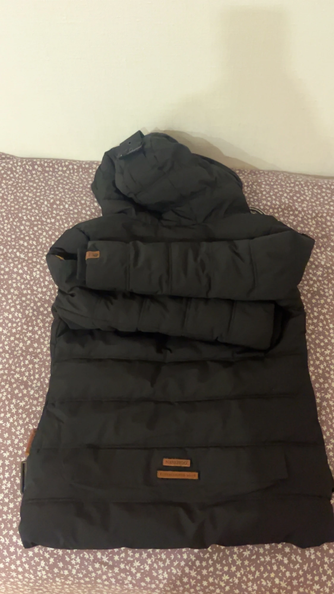 Svart pufferjacka med huva från Navigare - 2