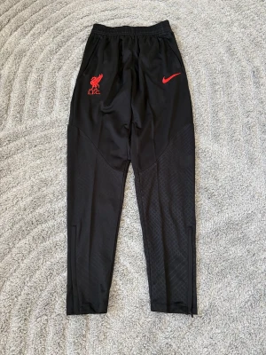 Liverpool byxor  - Liverpool byxor endast använda 3 gånger inga skador helt ny