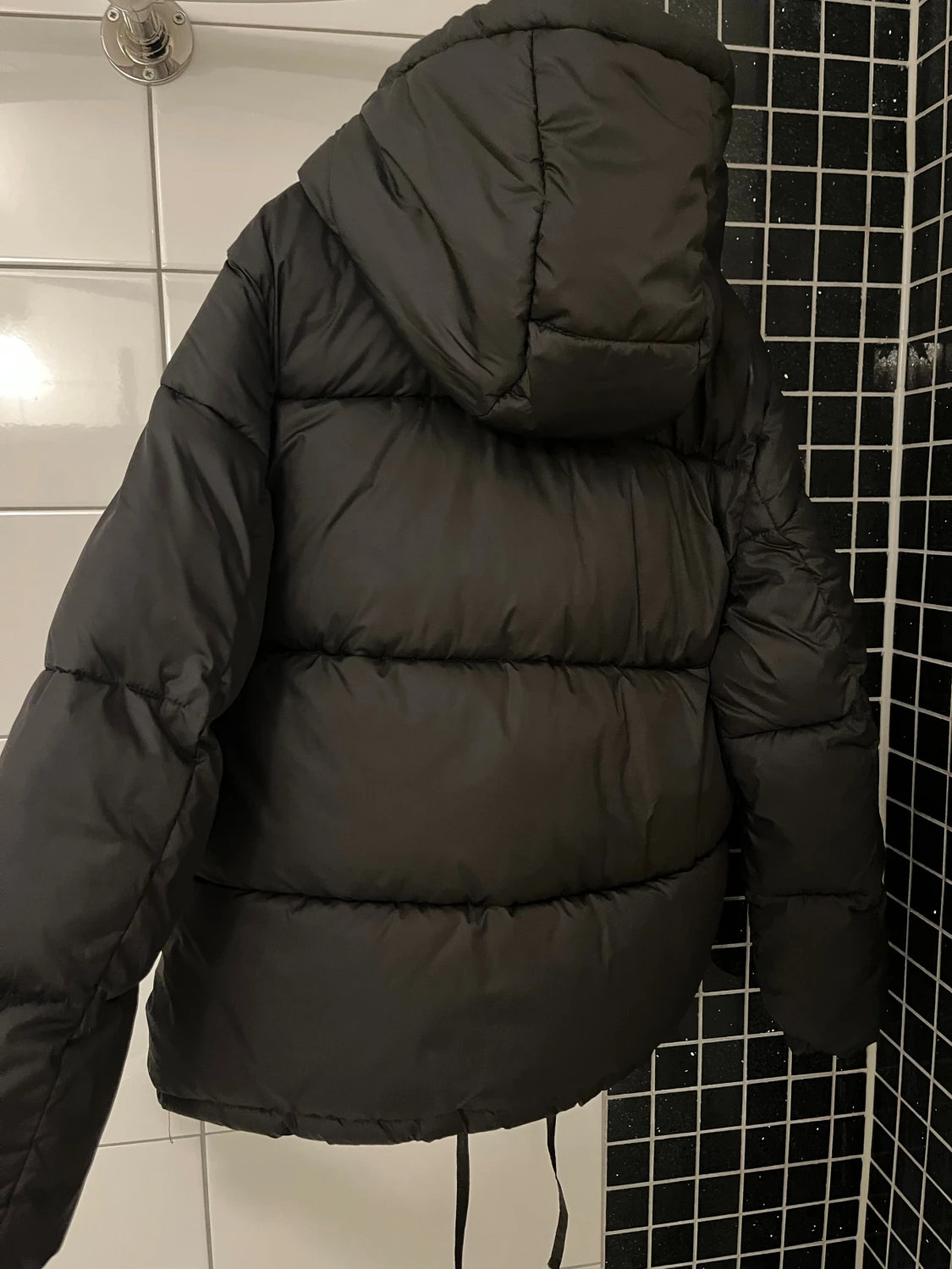 Svart pufferjacka från H&M - 1