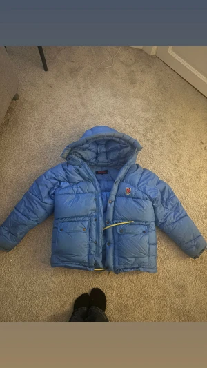 Blå fjällräven jacka  - Varm jacka , lite smutsig men kom privat för mer bilder 