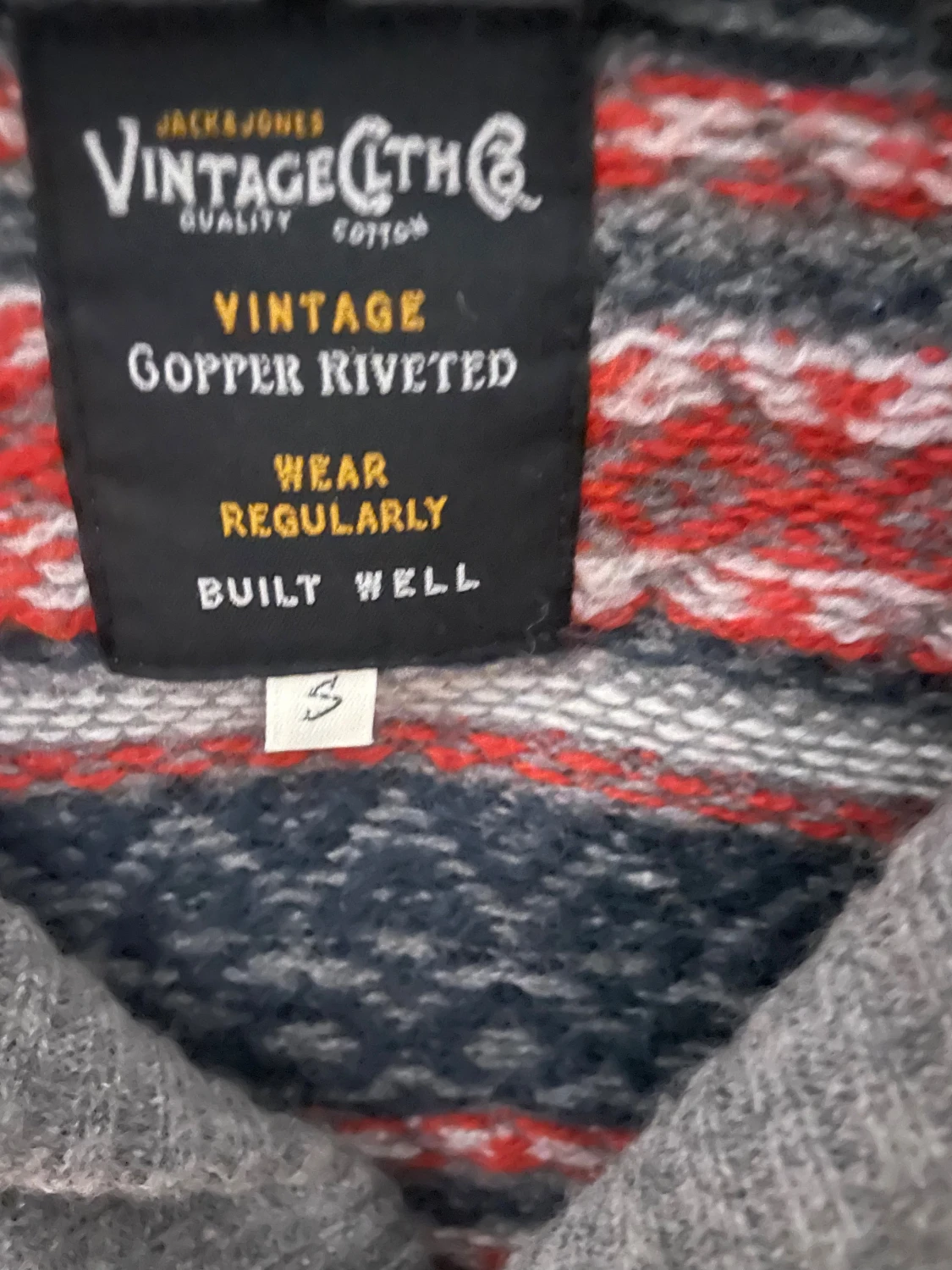 Grå kofta med mönster - 2