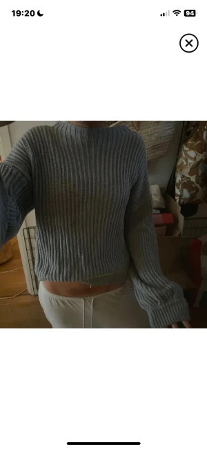 Grå stickad tröja - Snygg grå stickad tröja med ribbad struktur och snygg passform. Tröjan har långa ärmar och rund halsringning, perfekt för dig som gillar en chill och trendig stil. Passar till både jeans och mjukisbyxor. Knappt använt den!