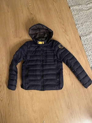 Jacka från Nils Sundström  - Jacka från Nils Sundström vet inte vad det är för märke. Jag är 176 och den passar perfekt på mig. Den har en skada på sidan men det är inte hål eller något