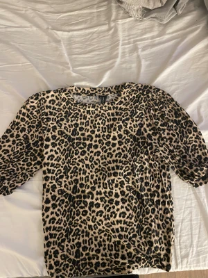 Leopard topp - En söt topp från lager 157 med leopard print i storlek xs använd 1 gång