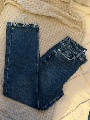 Raka jeans - Zara - Raka blåa jeans från Zara i storlek 36. Med hög midja & använda fåtal gånger.