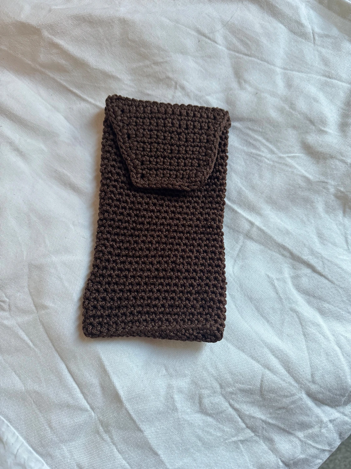 Brun stickad mobilväska