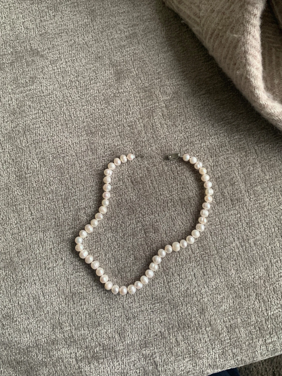 Klassiskt pärlhalsband med vita pärlor - 1