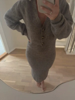  stickad långklänning med kofta - Mysig  stickad långklänning tillsammans med en kofta. Ett set. 