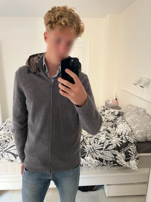 Grå cardigan med huva från Massimo Dutti - Säljer en tvär fet stickad cardigan med luva från Massimo Dutti i riktigt fint skick!                               ————————————————————————                                                                   📐| Storlek: L                                                           👖| Märke: Massimo Dutti                                       🔎 | Skick: 9/10 (som ny)                                       ✍🏻 | Skriv om du har några frågor