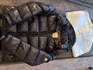 Moncler Maya - Säljer denna extremt snygga Moncler Maya i färgen marinblå, perfekt inför vintern. Den är i storlek 4 vilket motsvarar ungefär M-L. Den är varsamt använd under två vintrar. Allt äkthetsbevismedföljer skriv i DM för tags o kvitto✅!