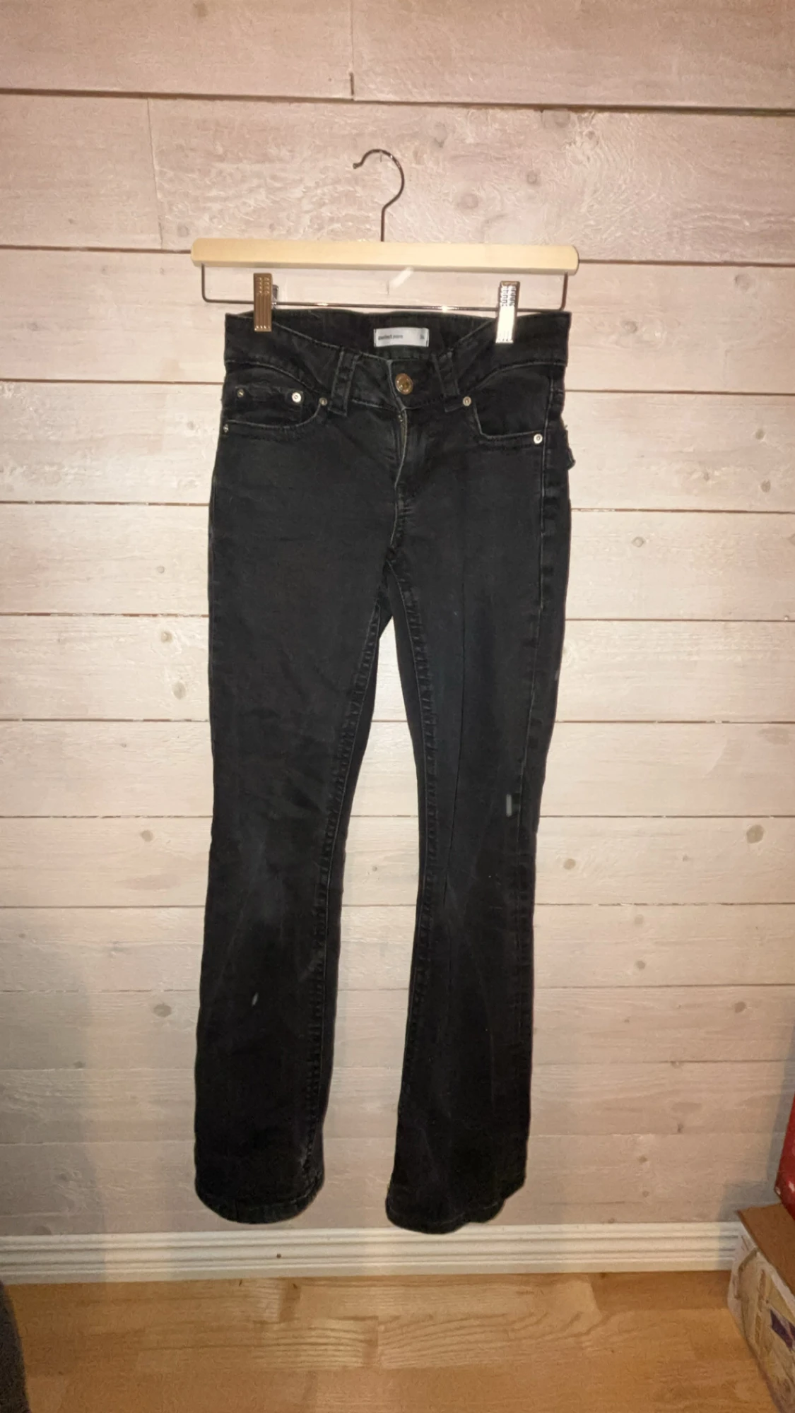 Svarta bootcut jenas från ginatricot 