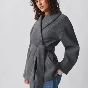 Grå omlott kappa med bälte - Tillverkad i mjuk ullmix som håller dig varm under kyliga dagar. Perfekt att slänga över en hoodie eller stickad tröja. Ganska nopprig och bältet är borta.