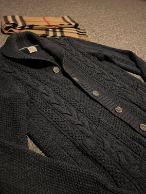 Cardigan  - Skitsnygg cardigan. Extremt bra skick. Hör av er vid funderingar!!