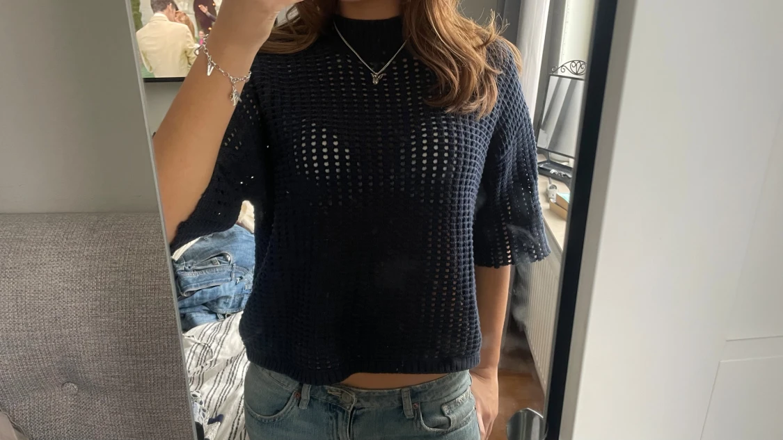 Mörkblå stickad topp med hålmönster - 1