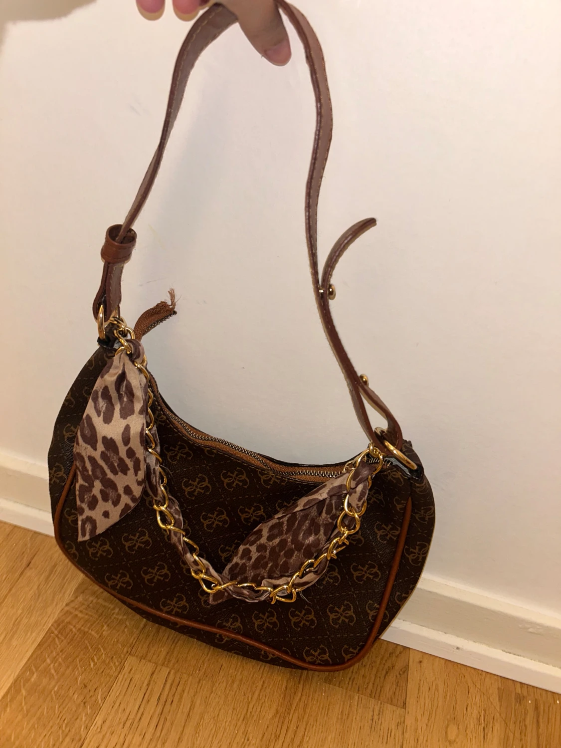 Brun axelväska med leoparddetaljer