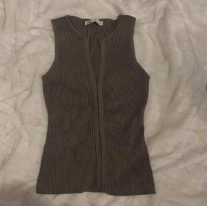 Populär topp från Zara  - Säljer en suuuper populär och snygg topp från Zara i storlek M , men sitter som en S också säljer pågrund av att den inte kommer till någon användning hos mig ☺️
