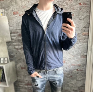 Dondup cardigan - Bra skick, litet hål bara, se sista bilden. Storlek M passar dig som är mellan 180-185cm ungefär. Nypris ca 3000kr. Modellen är 185 cm, 79 kg. Självklart äkta - Kolla bara recensionerna! Skriv för mer information!🤝