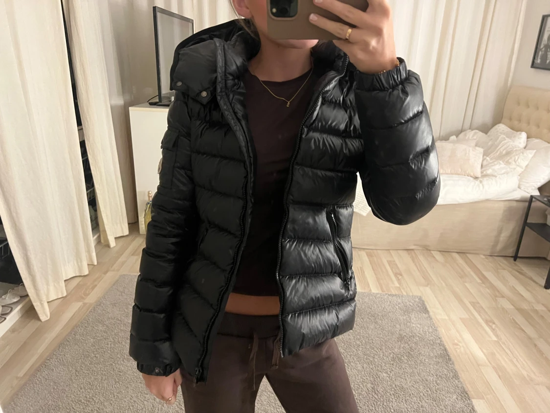 Svart Moncler pufferjacka med huva