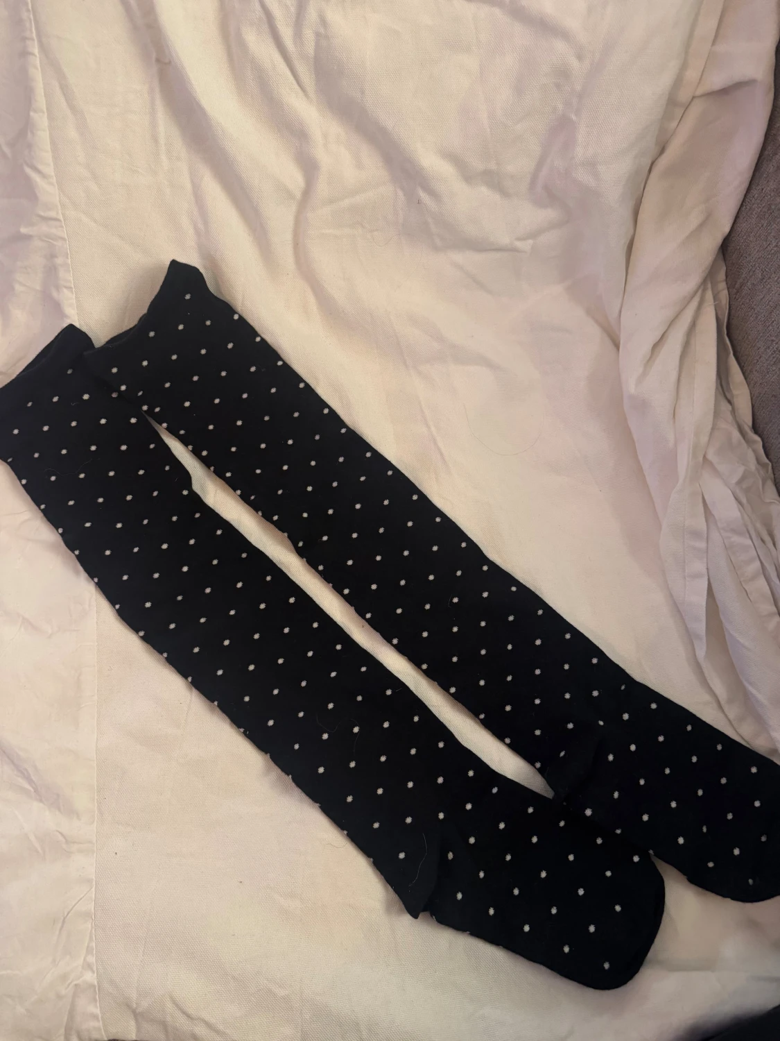 Svarta knästrumpor med vita prickar