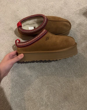 UGG bruna plattform boots  - Säljer ett par bruna UGG-stövlar med platåsula och rund tå. Insidan är fodrad med mjuk päls för extra värme. Skostorlek 40 men den sitter mindre. Passar runt storlek 38.