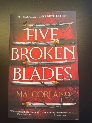 Five Broken Blades av mai corland - Aldrig läst är i väldigt bra skick