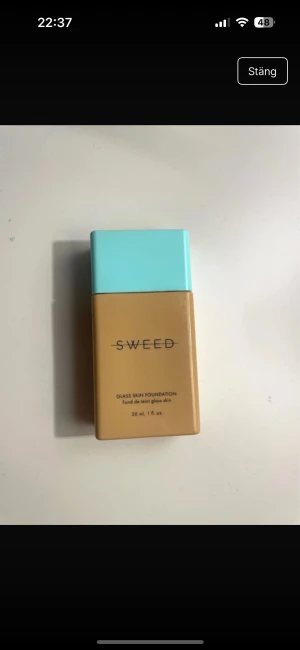 Sweed Glass Skin Foundation 30ml - Foundation från Sweed i en snygg beige plastflaska med ljusblått lock. Glass Skin Foundation ger en fräsch och glansig finish. Flaskan rymmer 30 ml och är perfekt att ha med i väskan. Passar dig som vill ha en naturlig glow och jämn hudton. Nummer 9