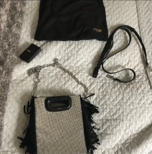 Make väska - Säljer nu min lilla limited edition väska som jag tyvärr inte längre får användning av. En väldigt fin och unik väska som kan användas till olika tillfällen då en sida har glittriga stenar och den andra är svart. En väldigt prisvärd väska! Saknar några stenar men lika fin ändå💖💖