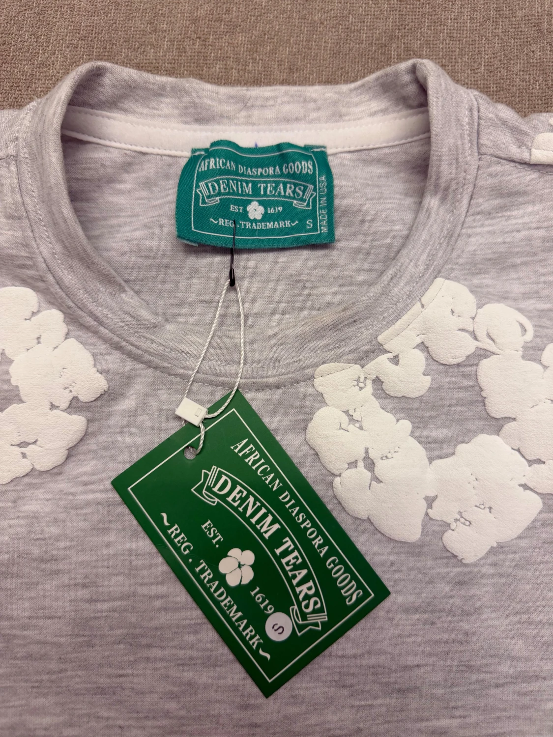 Grå t-shirt med vita blommor Denim Tears - 1