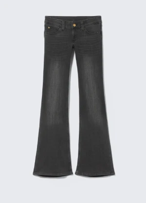 Bootcut svarta jeans med låg midja - Snygga svarta bootcut jeans, är i stl 31/32. Säljer dom på grund av ingen användning 💞