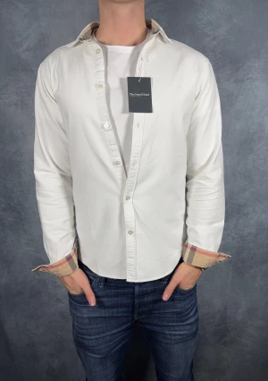 Burberry skjorta - Hej säljer nu min fina Burberry skjorta i storlek S. Den är i mycket bra skick och kommer vara otroligt snygg nu i höst/vinter. Nypris cirka 4000kr! Vi kommer att sälja liknande produkter så glöm inte följa profilen!🌊🍾