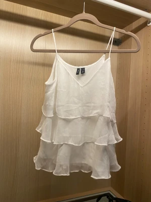 Vit volang linnetopp från vero moda - säljer min blus från vero Moda i storlek xs, knappt andvänd💞