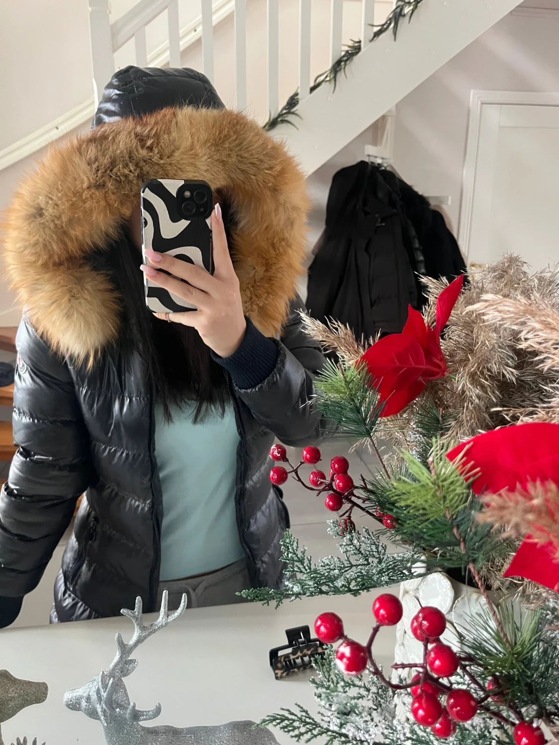 Svart Moncler dunjacka med päls - 5