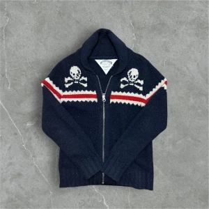 Stickad kofta från Hilfiger denim - Säljer nu min riktigt feta stickade kofta från Hilfiger denim, otroligt skön och varm. Perfekt nu vid lite kyligare dagar😊