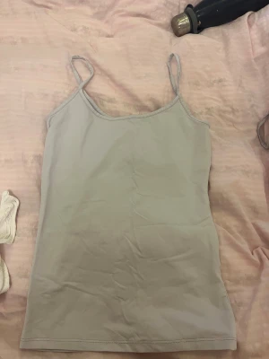 Linne från zara - Jättefint linne som sitter tight, perfekt för varma dagar då det är ett lätt material. Linnet va lila men, färgen försvann sedan i tvätten efter en tid. Dock är den fortfarande i mycket bra skick!