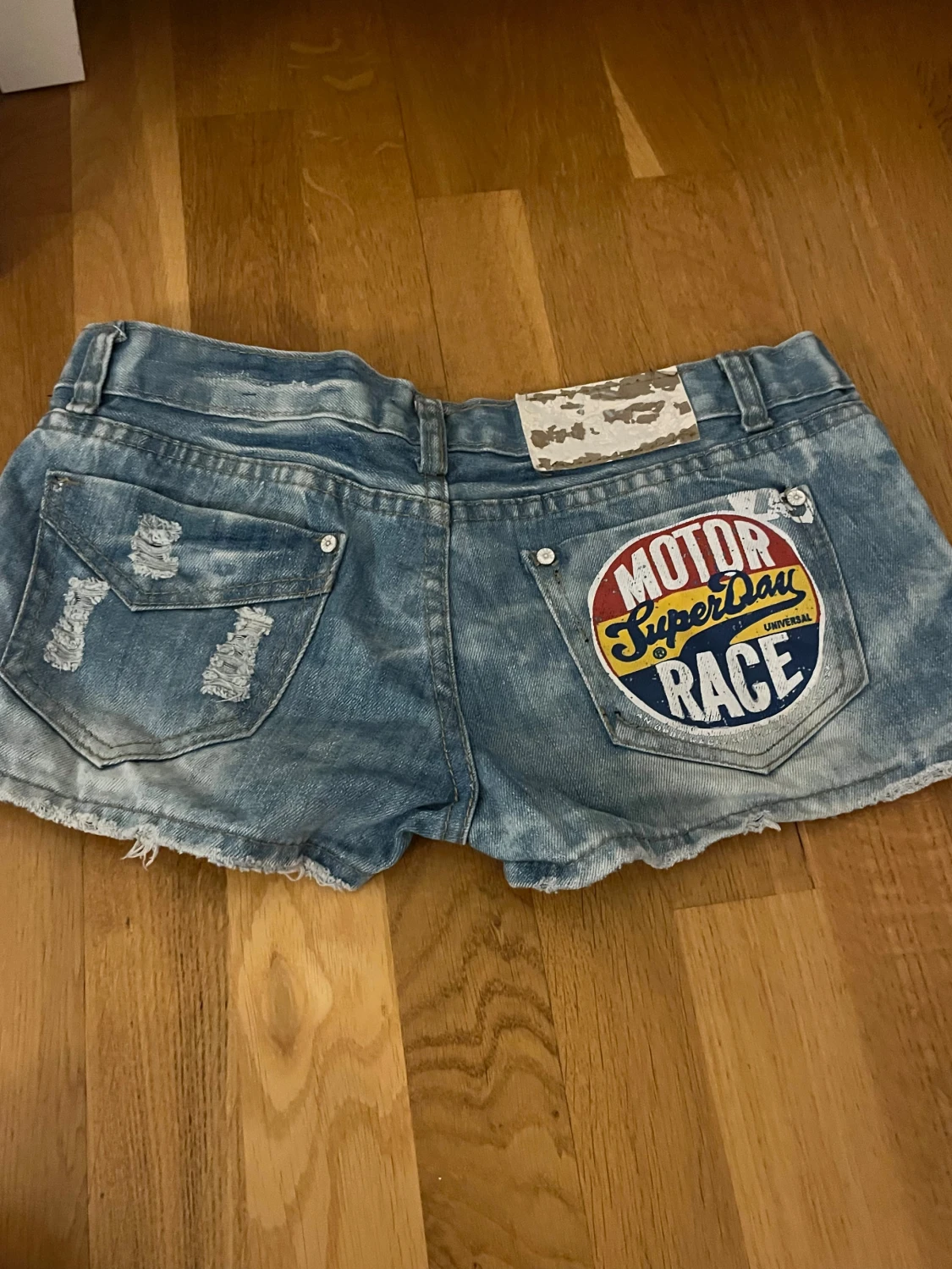 Blå jeansshorts med cool bakficka - 1