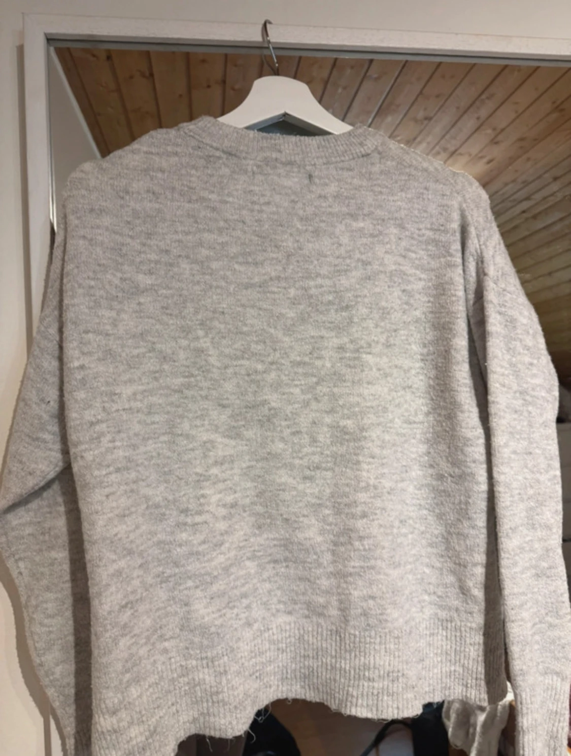 Ljusgrå stickad tröja  - 3
