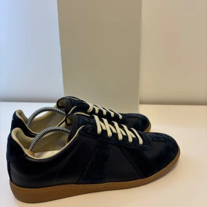 Maison margiela skor - Hej säljer nu dessa stilrena maison margiela skorna i storleken 42 helt nya. Kom gärna med prisförslag då priset inte är hugget i sten MVH😁