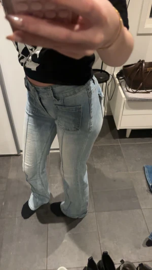 Ljusblå jeans från Madlady, EU32 - Säljer ett par ljusblå jeans från Madlady i storlek EU32. Använt några gånger. 