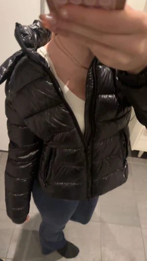 Svart pufferjacka med huva från lager 157 - Jacka från lager 157. Storlek xxs säljer för jag inte använder ✨