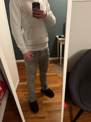 Replay anbass jeans  - Tja säljer mina gråa replay Anbass jeans i storlek 32. Väldigt bra skick inga fläckar eller liknande. Jag är 180 och väger ca 80 kg. Passar både lite större och lite mindre en mig skulle jag tro. (Med tanke på materialet) pruta på inget fast pris här. Hör av er vid minsta fundering över jeansen// Eskil. 