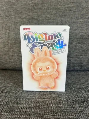 The MONSTERS Big into Energy Vinyl Plush Pendant Blind Box - Ny och oöppnad blind box från POP MARTs THE MONSTERS Big Into Energy-serie. Äkta och köpt från labubus.se! Innehåller en samlarfigur i mjuk vinyl med olika teman som Love, Hope, Serenity, Luck, Happiness, Loyalty eller Secret! Kartongen är i mycket fint skick utan synligt slitage, väldigt fin gåva 🎁 pris kan diskuteras!