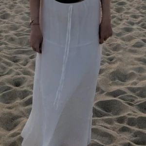 Vit långkjol med snörning - Säljer en vit långkjol med snörning i midjan (jag är 167 cm).  Kjolen är inte genomskinlig🎀