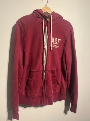 Abercrombie & Fitch - Hej! Säljer nu denna väldigt snygga Abercrombie & Fitch Tröjan.  Storlek XL   Färg: Grå & Vit Skick: Mycket gott – endast använd vid enstaka tillfällen, slitningarna är fabriksgjorda.   Skickas spårbart eller hämtas upp efter överenskommelse. Vid intresse – hör gärna av dig.  Skriv vid frågor eller ifall du vill ha fler bilder:) 