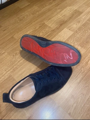 Marinblå Louboutins - Byter mina skor mot valentinos/eller köp dem