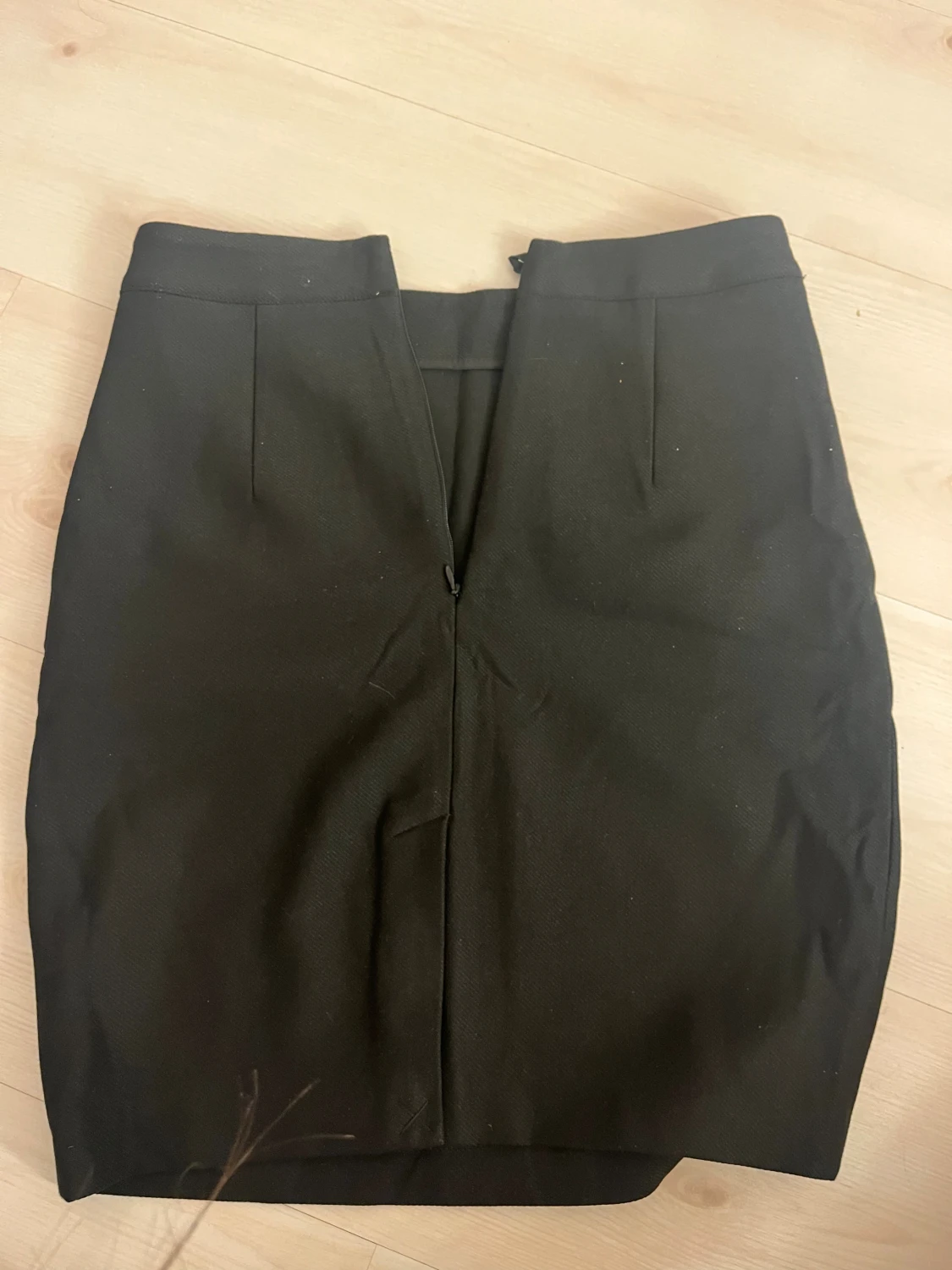 Svart pennkjol med guldknappar - 2