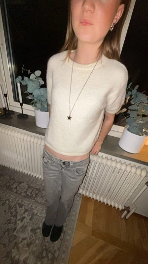 Stickad kofta  - Vit/beige stickad kofta ifrån Gina Young, väldigt skönt tyg INTE sticksigt. Passar till det mästa, kan piffas upp med accessoarer som gör att det ser och känns uppklätt men samtidigt skönt och avslappnat 